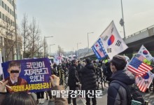“尹대통령 우리가 지킨다”…한남동 관저 앞에 시위대 집결 [르포]