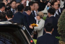 사저 돌아온 尹에게 꽃다발 건넨 입주민…김태효 안보실 1차장 모친이었다