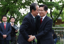 [속보] 김문수-한덕수 포옹…金 “사부로 모시겠다” 선대위원장직 요청