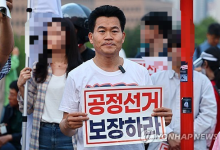 전한길 입당에 “호들갑 떨 것 없어” vs “당의 미래 없다”