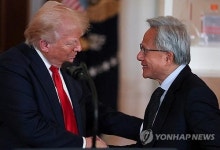 트럼프 갈아타나?...엔비디아 황 CEO “미국의 경쟁력은 대통령 그 자체”