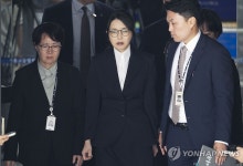 [속보] 수갑 찬 김건희 탑승 호송차, 특검 첫 조사 광화문 도착