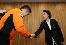 추미애, 소방노조 만나 '재정 빨대' 발언 사과