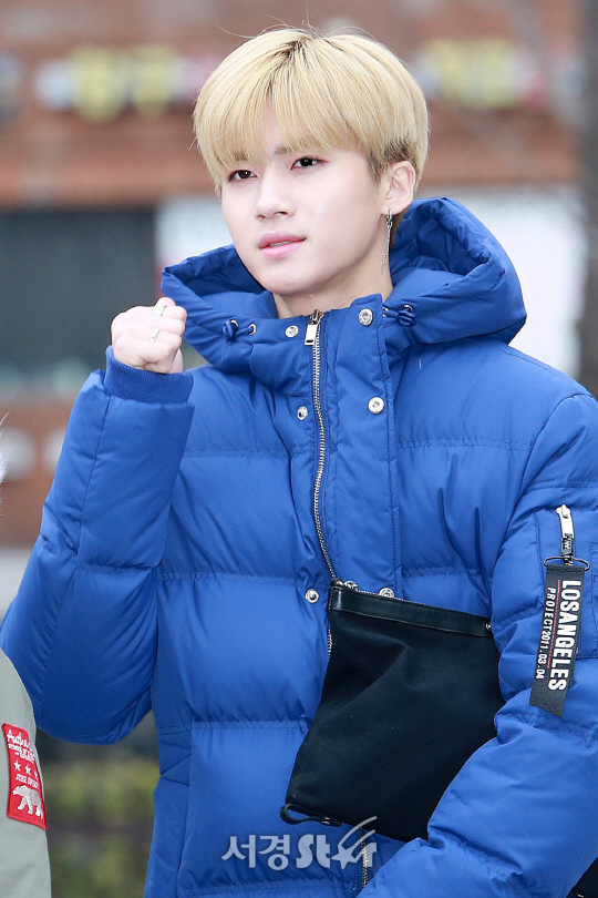 펜타곤 옌안, '오늘도 <b>화이팅</b>!' (<b>뮤직뱅크 출근길</b>)