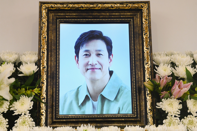 마지막 미소…故 이선균 빈소 김성철·<b>유재명</b> 조문