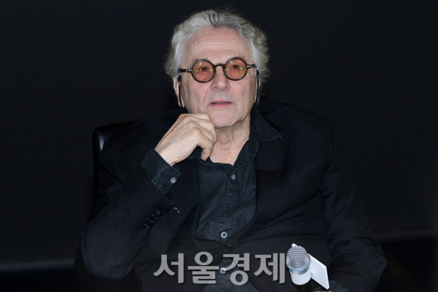 질문 듣는 <b>조지 밀러 감독</b> [SE포토]