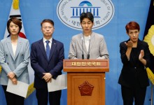 윤건영 "文 수사, 정치보복 아닌 정치탄압…文 언젠가 직접 말할 것"
