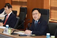 금융위원장 "정치 불확실에 경제 위축…시장안정 최우선"