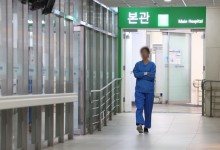 '전공의특례·내년 의대정원 원점'에 침묵 속 냉담 의료계… 정부 대화 손 잡을까