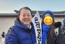 '윤석열 참수' 적힌 모형칼 들고 미소…김병주 민주당 최고위원 논란