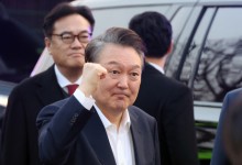 尹 석방에 들끓는 여론…헌재 홈페이지 접속 폭주, 대기만 1300명 넘어