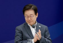 李대통령 지지율 '취임 후 최저치' 56.5%…국힘, 30.3% 반등