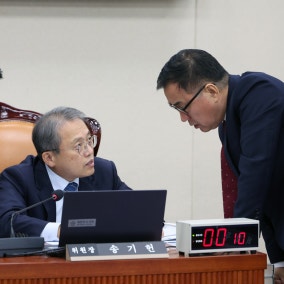 과방위, 국감 증인에 이관섭 채택·한상혁 부결…국힘 반발