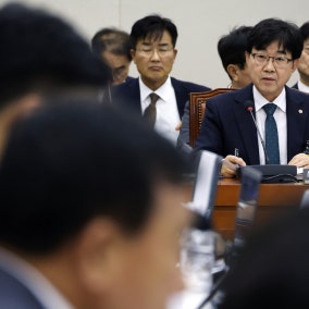 여야, ‘김어준 처남’ 소진공 이사장 질타…“국감서 웃고 있나”