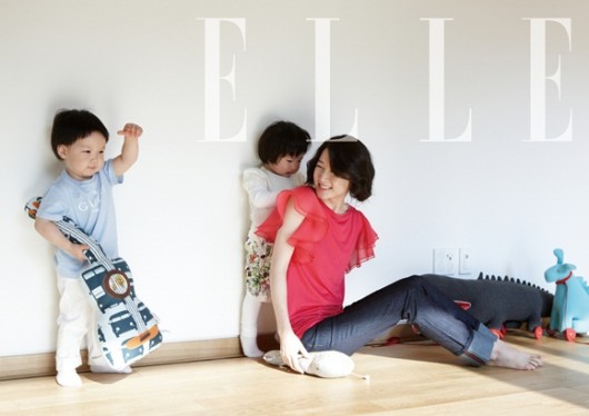 <b>이영애</b> 쌍둥이 <b>화보</b>, 훈훈한 봄나들이 포착 “여배우로서 꿈 간직”