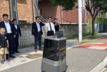 경찰청, 실외 이동로봇 시연회…교통 신호 정보 활용