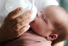 엄마 변과 우유 섞은 '대변 밀크셰이크'..신생아에게 먹이면 도움 된다? [헬스톡]