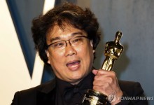 봉준호 감독 '미키 17', 내년 3월 국내 개봉.. "전세계 최초 상영"