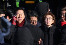 尹 체포에 관저 앞서 與 "법치주의 짓밟힌 날…야합세력 폭거"