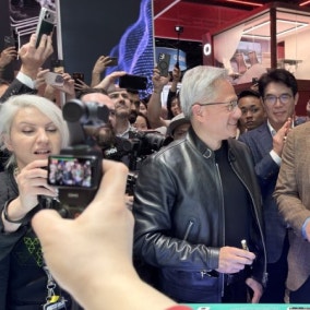 최태원·젠슨 황, AI 동맹 과시..."ADR로 美증시 상장 검토" 시총 2천조 겨냥