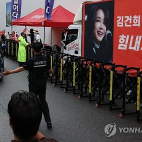 '관저 이전 특혜' 김건희 여사 첫 특검 출석...늘어난 수사 기간 내 과제는