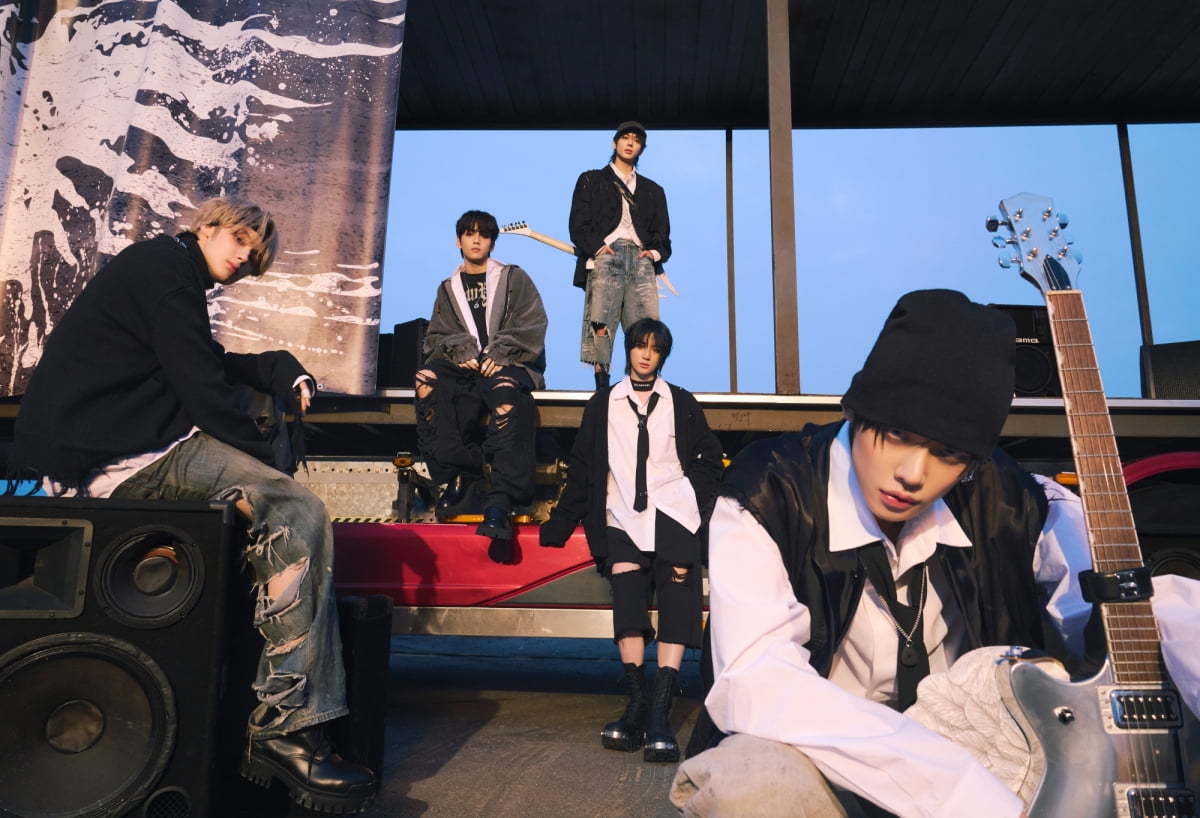 TXT 미니 6집, 발매 첫날 '<b>밀리언셀러</b>' 직행…美·日·英 1위