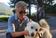 선글라스 낀 文 한 달 만에 SNS 재개…강아지 사진 2장 올려