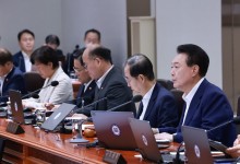 尹 "지난 정부 5년간 국가채무 400조 넘게 늘려…일하기 어렵게 됐다"