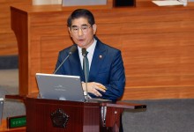 野 "8월 尹 부부와 골프 쳤나"…김용현 "사실이면 옷 벗겠다" 반박