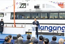 한강버스 1·2호 진수…'수상교통 시대' 닻 올랐다