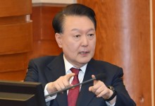 尹이 황제 출장 헤어 스타일링?…野 특혜 논란 제기