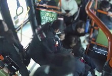 버스서 '쿵' 쓰러진 할머니…버스기사와 승객들이 한 행동