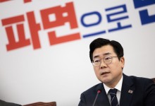 [속보] 박찬대 "내일부터 광화문 천막당사…尹 파면까지 광장서 싸울것"