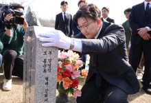 與, 천안함 묘역 참배 "젊은 병사들 죽음 헛되이 해선 안돼"