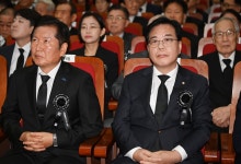눈도 안 마주친 정청래·송언석…"악수는 사람과 한다더니"