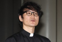 퀴어 행사에서 축복 기도한 목사 2년 정직…법원 “축복식 동성애 찬성 행위”