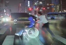 빗속 10차선 도로를 달렸다…횡단보도서 휠체어 장애인 도운 버스기사