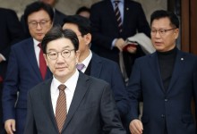 권성동 “공수처, 尹수사 포기하고 경찰에 이관해야”…“최상목 탄핵 암시한 이재명, 또 탄핵 인질극 시동” 비판