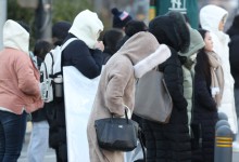 ‘꽁꽁’ 싸매야겠네…돌아온 한파, 강풍 속 서울 체감온도 -9도