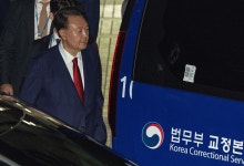 尹, 재구속 8시간 만에 다시 호송차 타고 법원행…내란 우두머리 혐의 재판 [세상&]