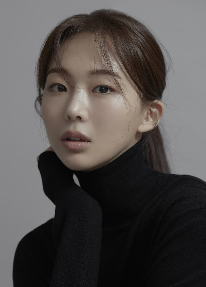 <b>금새록</b>, <b>이병헌</b> 품으로…BH엔터테인먼트 전속계약 [공식]