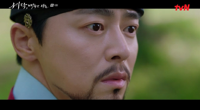 ‘세작’ <b>조정석</b>, <b>신세경</b>X이신영 <b>포옹</b> 목격…삼각 멜로 시작되나