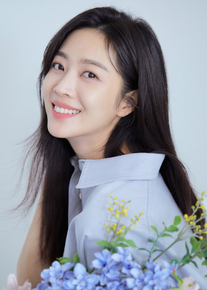 <b>조보아</b>, 신생 소속사 <b>엑스와이지 스튜디오와</b> 새 출발