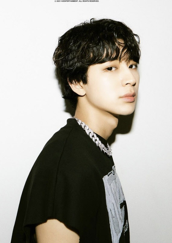 [단독]<b>송윤형</b>, 3월 솔로 가수 데뷔…<b>아이콘</b> 솔로 질주 잇는다