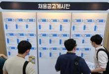 대학 졸업 후 취업까지 한 해 다 보내.. 정부가 나섰다