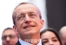 인텔, 반도체 왕국서 매물로 전락…돌파구 못찾는 겔싱어