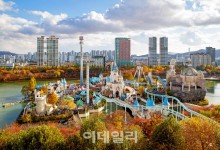 "어트랙션타면서 단풍놀이 해볼까?"…롯데월드 가을 나들이