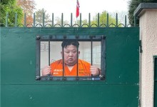 김정은에 '죄수복' 입힌 광고 천재...스위스 北대표부 대문에 '떡'