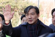 조국, 수감 하루 만에 '옥중서신' "어깨와 등 배기고..."
