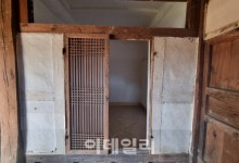 도배하러 갔더니…조선 한옥 '사랑채 창호'가 사라졌다